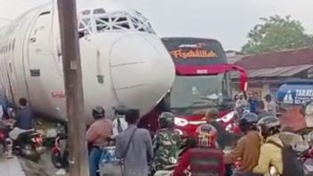 Due To The Process Of Moving The Fuselage, Traffic Activity On Jalan Parung Bogor Is Hampered