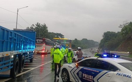 Truk Rem Blong Berkecepatan Tinggi Saat Tabrak Kendaraan di Jalan Turunan Tol Cipularang