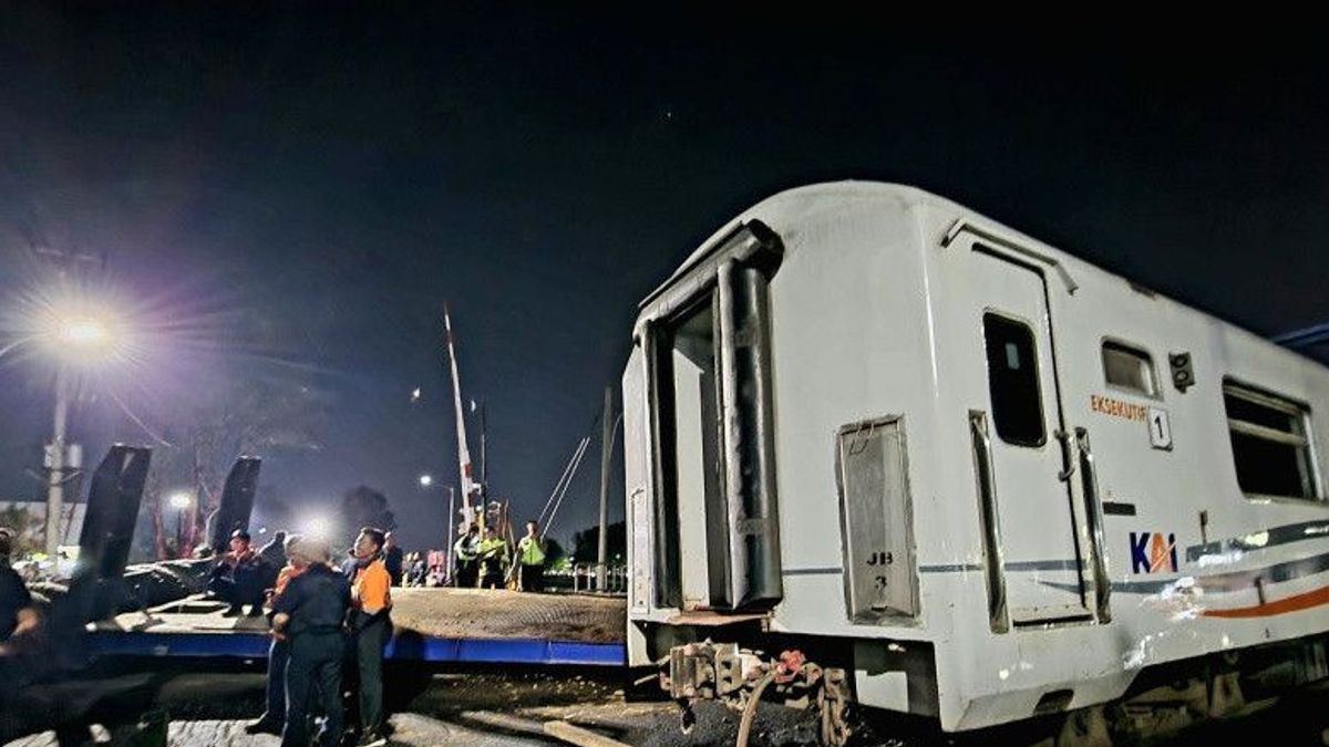 ブランタス列車の機関車避難官とスマランで衝突したトラック