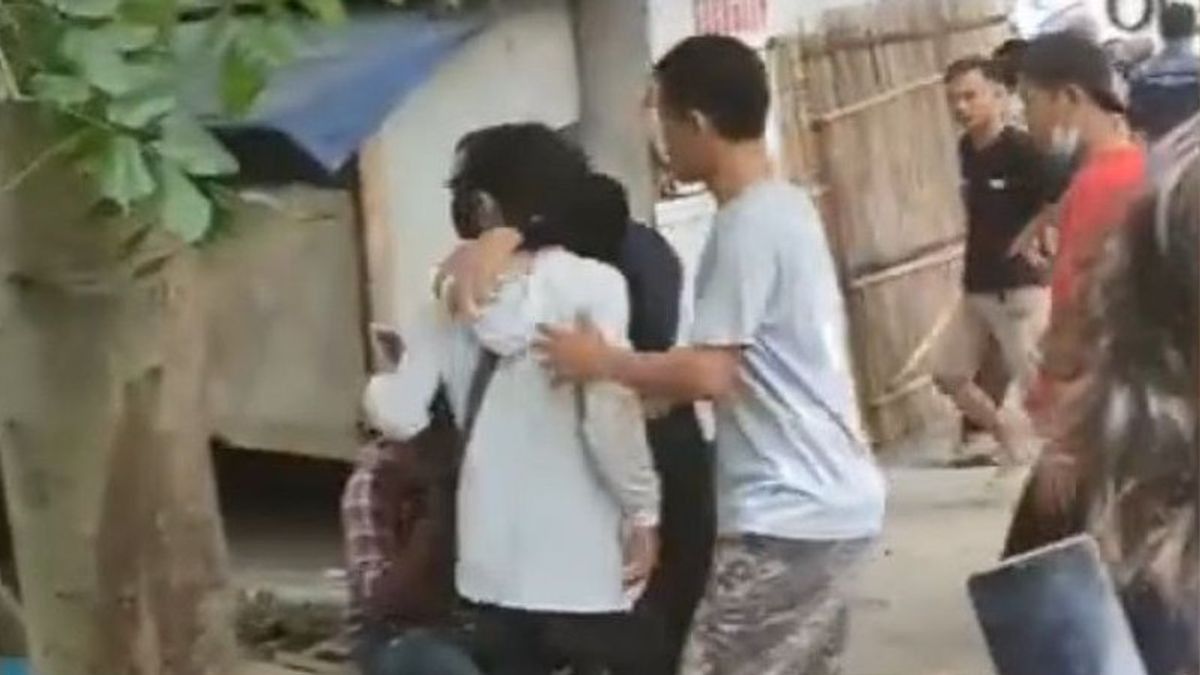 假装要求分期付款拖欠，两个人声称收债人拿走了Cipinang Melayu Jaktim的十几岁男孩的摩托车