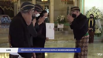 نائب عمدة سولو، تيغوه براكوسا يعرب عن تعازيه في عملية جنازة مانغكونيغاران KGPAA Mangkunegara IX