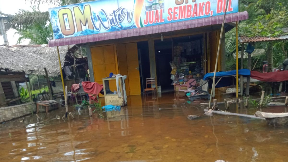 タンジュンバラ島にはまだ45戸の人々の家が浸水しています。