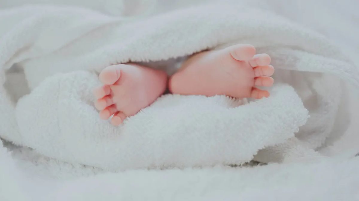 Une personne népalaise décroche son bébé dans la rivière Taiping