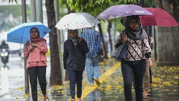 Prêt aux parapluies! Aujourd'hui, la pluie est régulière dans toutes les villes indonésiennes