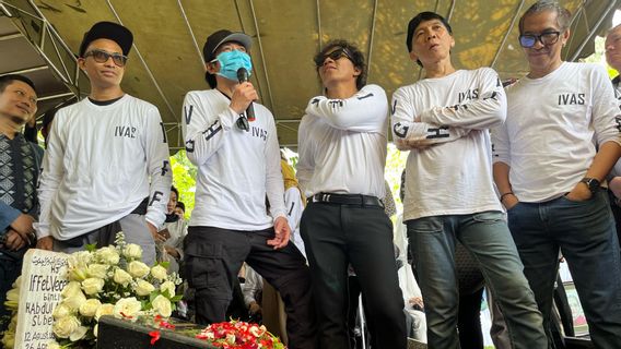 Bunda Iffet Persiapkan Seragam Khusus untuk Slank dan Keluarga di Hari Pemakamannya