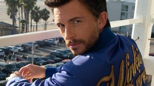 Jonathan Bailey Dinobatkan Jadi Pria Terseksi Tahun 2025