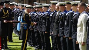 Raja Charles III Bagikan Medali Penghargaan kepada Pelaut yang Bertugas di Pemakaman Ratu Elizabeth II