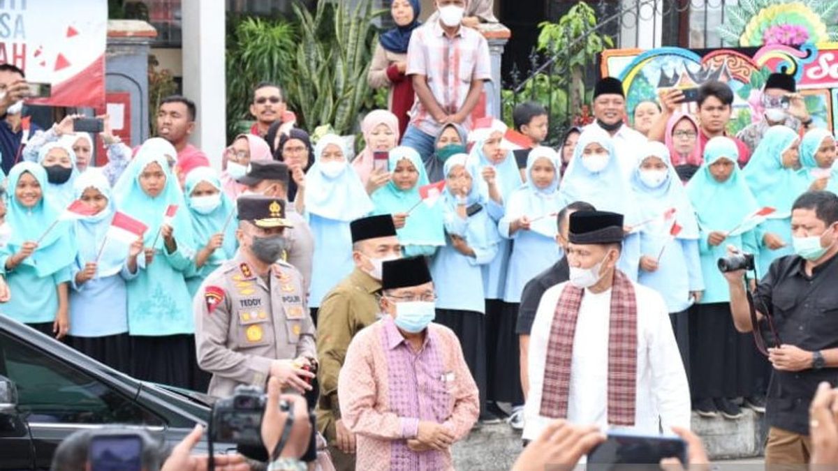 Accompanied By The Kapolda And The Governor Of West Sumatra, Jusuf Kalla Inaugurates The Garegeh Tablighiyah Mosque In Bukittinggi
