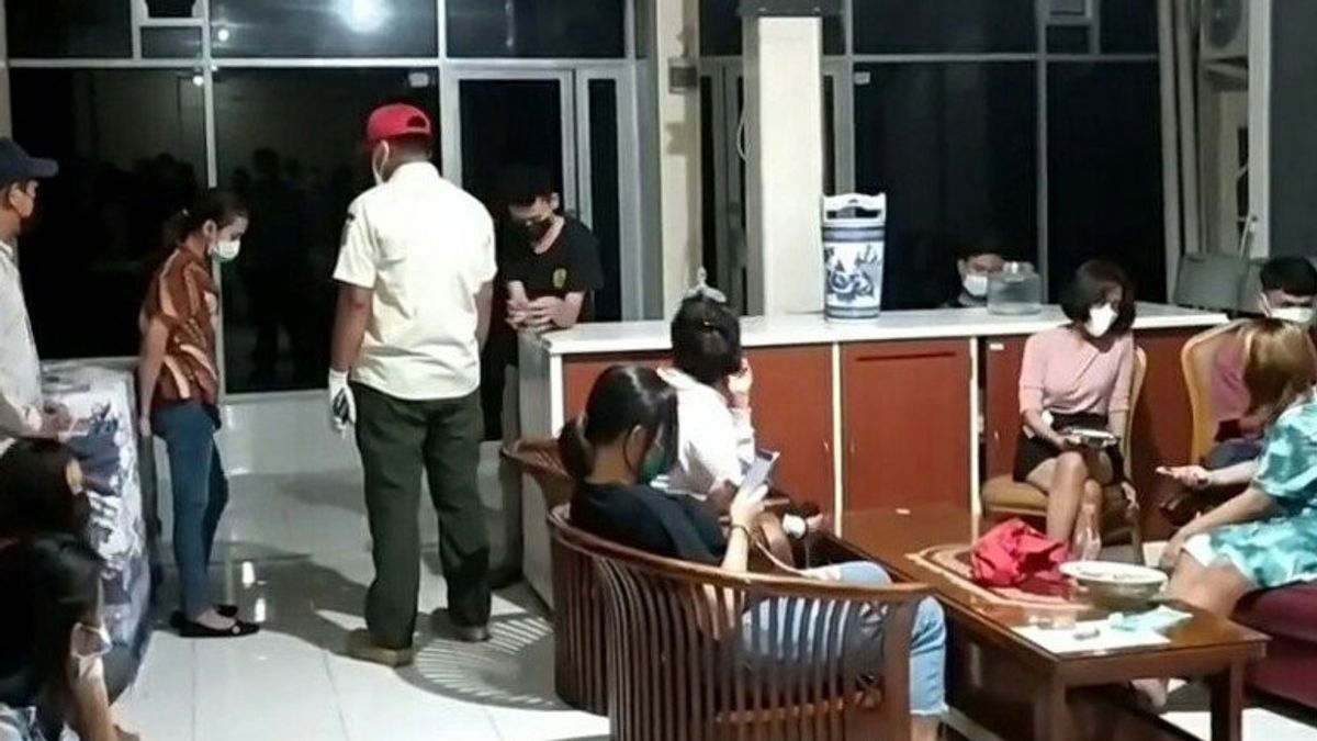 Une Pension De Famille Dans L’est De Jakarta A été Perquisitionnée, Soupçonnée D’être Un Lieu De Prostitution, Plusieurs Préservatifs Ont été Confisqués