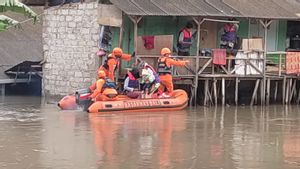 Pakai Boat, Tim SAR Selamatkan Satu Keluarga Termasuk Bayi yang Terjebak Banjir di Legian Bali