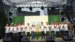 Le 34e anniversaire d’Adira Finance présente un programme spécial automotive animateur pour le festival du marché de Kosambi Bandung