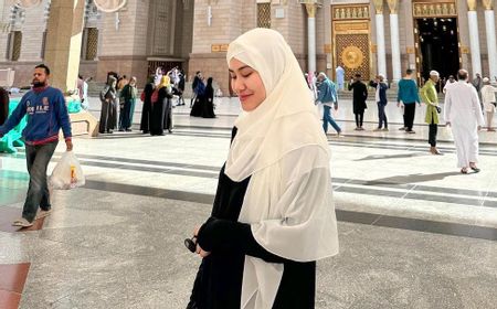 Jalani Ibadah Umrah, Ini 6 Potret Cantik Aaliyah Massaid Kenakan Hijab di Masjid Nabawi