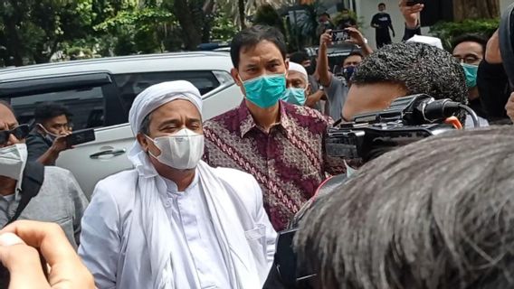 来到Metro Jaya警察总部，Rizieq：我很健康，目前正在依法参加考试