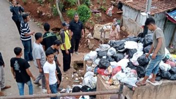 DLHプルワカルタは、TPSでゴミを積み上げることについて住民に「ボールを投げる」