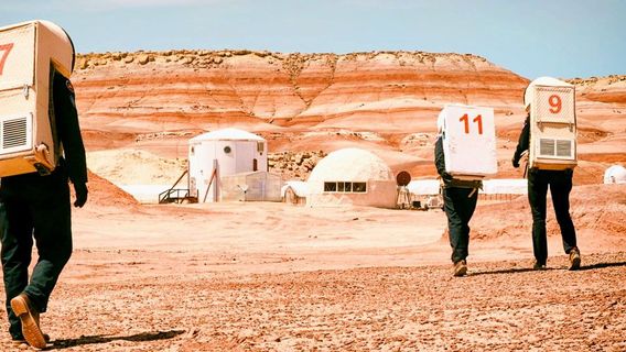 火星シミュレーション研究ステーションは観光客やドローンによってオーバーランし、研究者は彼らの仕事は無駄であると不平を言う