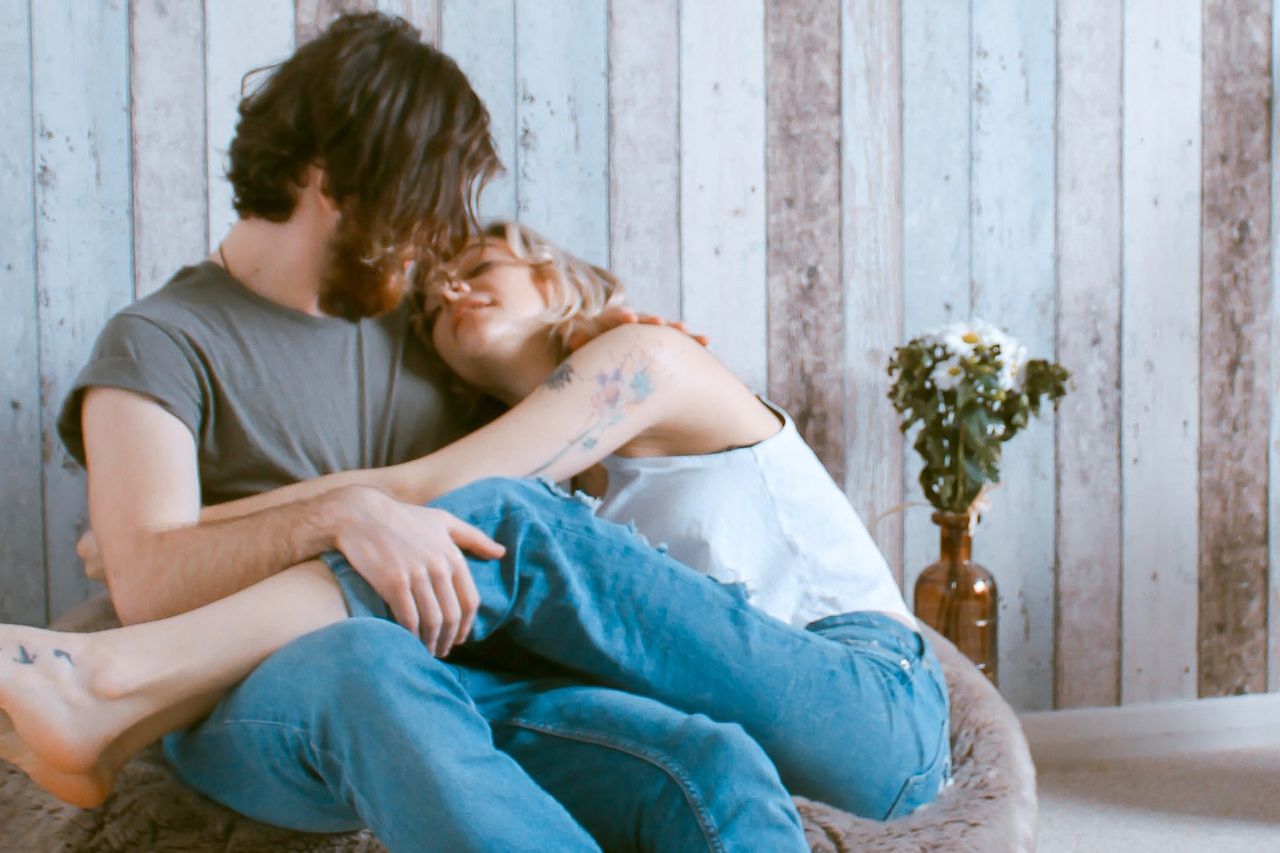 The Secrets to Spoon Someone & Make Spooning Feel Romantic and Intimate