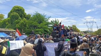 印尼民众封锁博约内加拉交汇处抗议采矿卡车