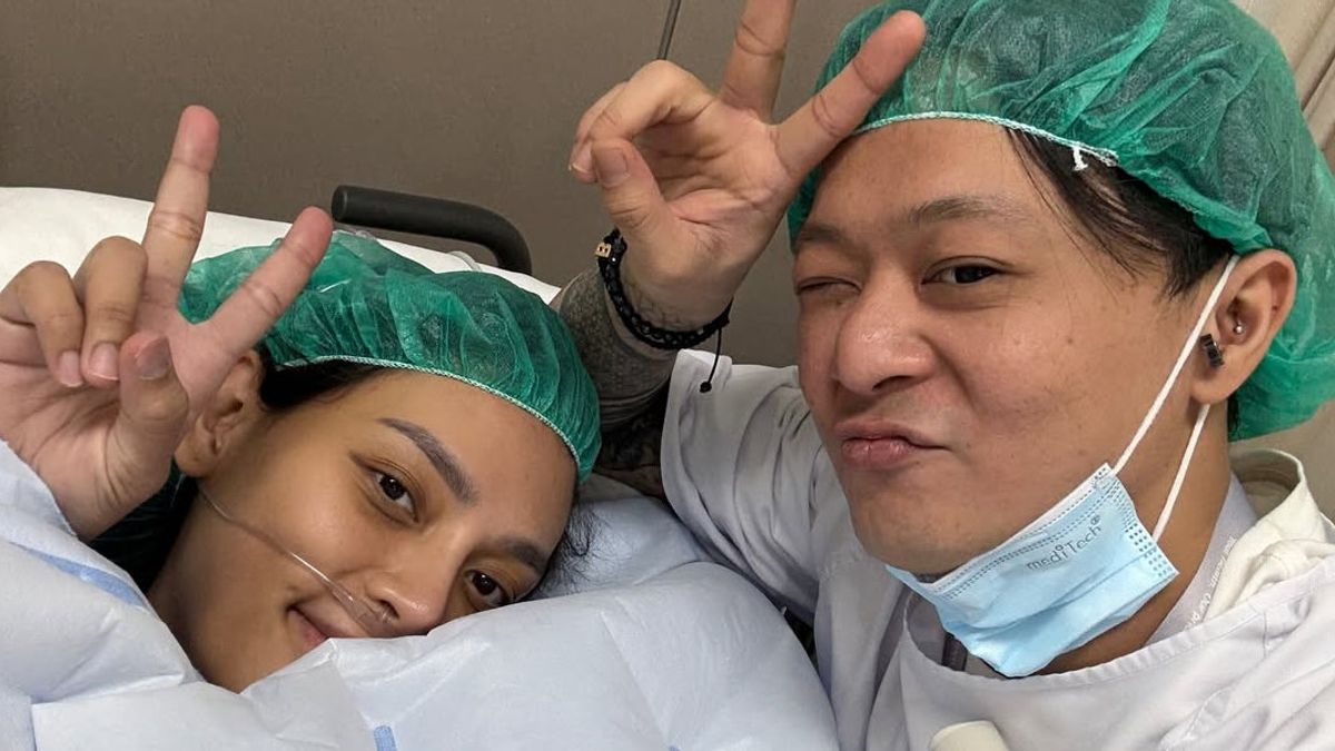 Mood Swing After Giving Birth, Erika Carlina Selects Friends Who Visit The Hospital