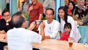 Dimanche soir, Jokowi Sapa un résident au centre commercial automobiles