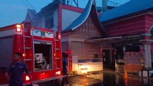 Dua Petugas Pemadam Kebakaran Terluka saat Pecahkan Kaca di RM Padang Daerah Sudirman