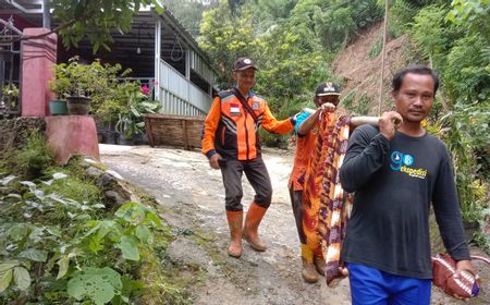 Tanah Longsor di Cilacap, Tim Gabungan Berhasil Evakuasi Warga yang Terkena Stroke