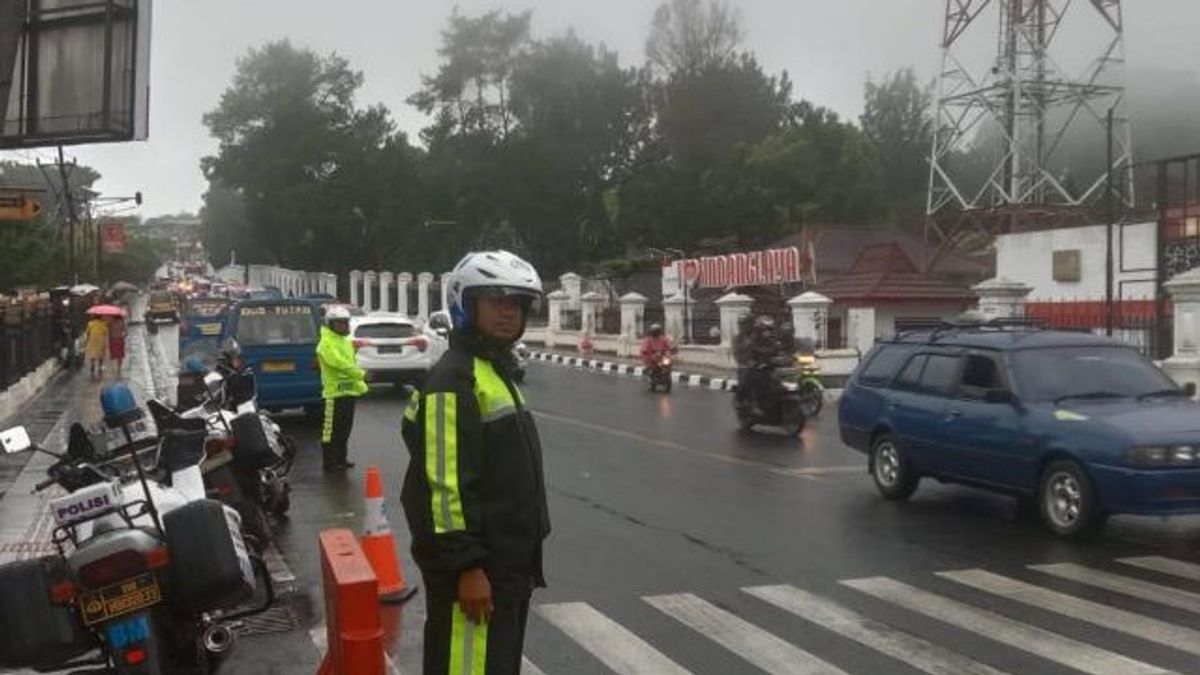High And Heavy Rainfall, Drivers Crossing The Cianjur Peak Asked To Be CAREful