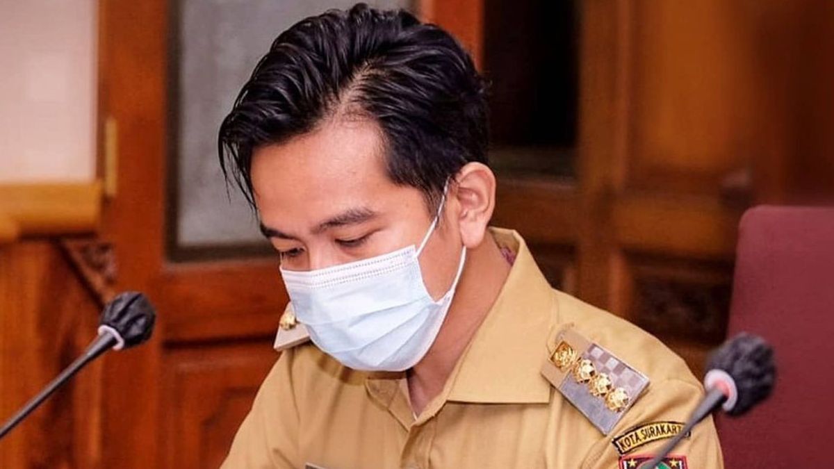 Gibran 'Jokowi' Bungkam Refly Harun Soal Rangkap Jabatan, Tanda Tanganku <i>Wae Wis Ra Payu Ning</i>