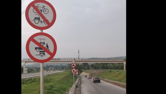 Gerombolan Pesepeda Masuk Tol  Jagorawi, Ada yang <i>Nyelonong</i> Seberangi Jalur Lawan Arah