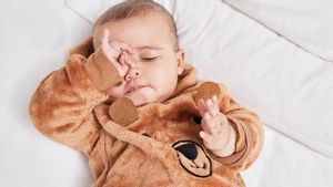 5 Penyebab Bayi Sering Menggosok Mata dan Cara Menguranginya