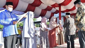 Ma'ruf Amin Serahkan Bansos di Aceh Besar Sikapi Kenaikan Harga Kebutuhan