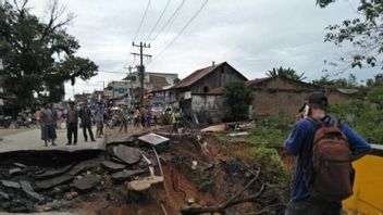 大雨によりシマルングンの4本の道路で地滑りが発生