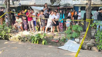 The Body Of A Baby Woman Floating In A Water Channel, Allegedly A Abortion Victim In The Bidara Cina Jatinegara Flat