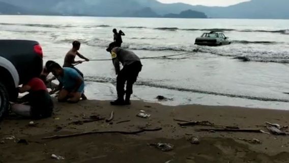 Tourist Cars Dragged By Tidal Waters On Cengrong Trenggalek Beach