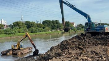 DKI Keruk 205 Thousand Cubic Meters of Lumpur in Dams and Rivers to Increase Capacity
