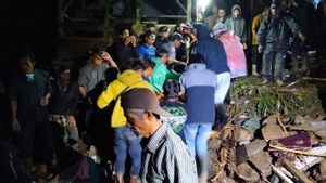    Satu Keluarga Tewas Tertimbun Tanah Longsor di Cisewu Garut