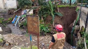 BPBD Bogor Evakuasi 31 Orang di Gang Makam yang Rumahnya Terancam Longsor