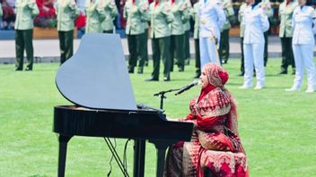 宮殿で第78回インドネシア共和国独立記念日の参加者を楽しませるために「ルンカッド」を歌ったプトリ・アリアーニ、AGTで彼女への支援を要請
