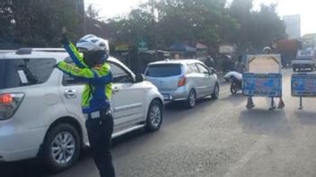 La police agit une manière dans la zone du marché de Limbangan-Malang