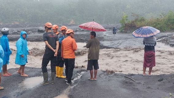 Banjir Lahar Dingin Semeru Terjang Sejumlah Jembatan di Lumajang