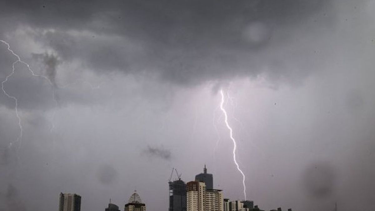 Cuaca 4 September: Jakarta Berawan, Beberapa Kota Diguncang Petir!