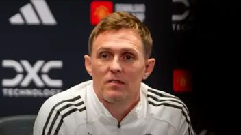 Darren Fletcher asks for Alex Ferguson's blessing before accepting the interim manager's job at Manchester United