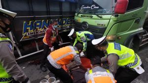 Tragis, Sopir Hino Tewas Kesambar Truk saat Sedang Ganti Ban di Pinggir Jalan Tol Tangerang - Merak