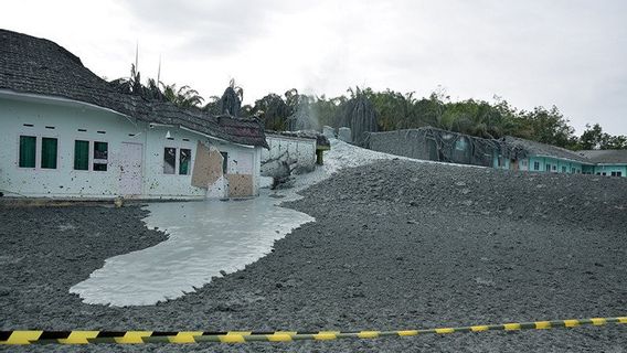 あられのように、ペカンバルのガスバーストは土壌の塊を解放し、イスラム寄宿学校に損害を与える