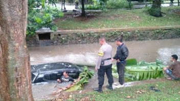 Hilang Kendali, Mobil Honda City Terperosok ke Dalam Kali, Sopir Wanita Terjebak