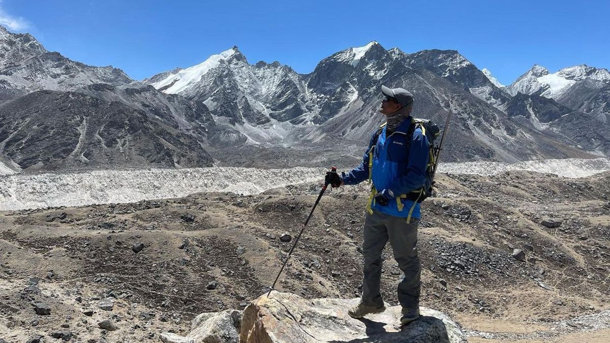 His Eight Fingers Amputated In 2007, This Veteran Mountaineer Successfully Reached The Peak Of Mount Everest