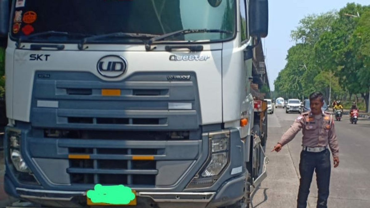 Le conducteur de Yamaha R15 Oleng sur Jalan Rusak, est tombé en camion protégé