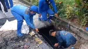 Petugas SDA dan PPSU Temukan Sampah Kabel di Dalam Saluran Air Jalan Juanda Gambir