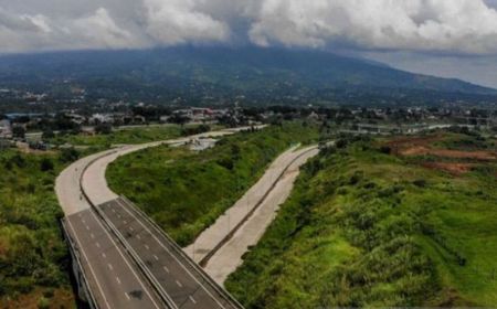 Longsor Tol Bocimi, 1 Mobil Jatuh dan 2 Kendaraan Tabrak Median Jalan