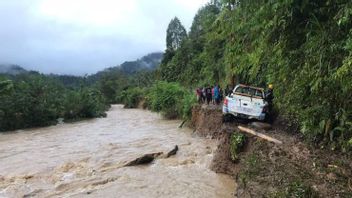 ママサ・スルバールの3つの村を結ぶ道路が洪水で断線