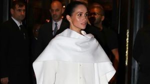 Hadiri Paris Fashion Week, Penampilan Serba Putih Meghan Markle Curi Perhatian